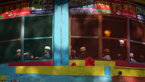 View of people behind mesh windows at a colorful shop, Bangladesh. Stock-Footage 335584065