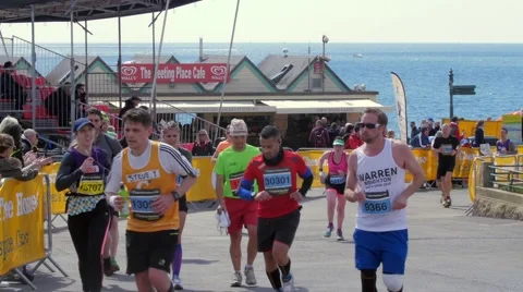 View of people running for the Brighton marathon Stock Footage 62528674