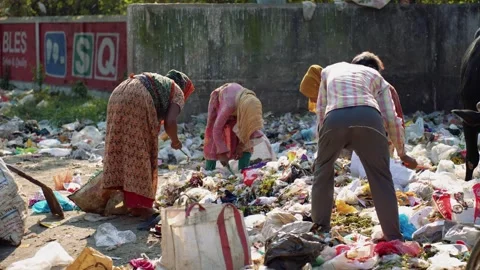 View of people scavenging through a garbage dump, Bangladesh. Vídeos de archivo 335653925