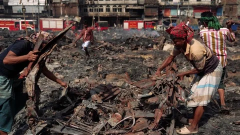View of people sorting through fire debris in Dhaka, Bangladesh. Vídeo Stock 335600174