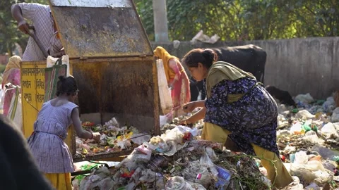 View of people sorting waste at a garbage dump in Bogura, Bangladesh. Vidéo 335653575