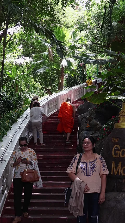 View of people visit Wat Sa Ket Ratchaworamahawihan temple (The Golden Mount). Stock Footage 283308134