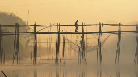 View of people walking on a bamboo bridge in Bogura, Bangladesh. Vídeo Stock 335614308