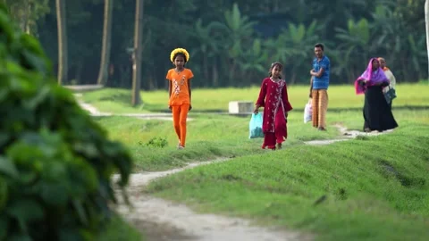 View of people walking on a rural path in Bogura, Bangladesh. 動画素材 335584158
