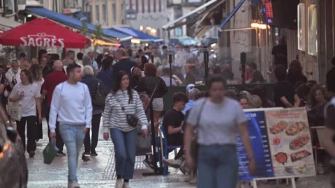 View of people walking through a crowded street in Lisbon, Portugal. Vídeos de archivo 335601383