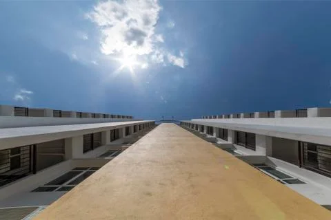 Up view perspective of a building along the wall and the windows to the sunny 库存照片