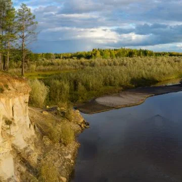 View of the Pine forest on the cliff by the river with the erosion of clay so Foto stock