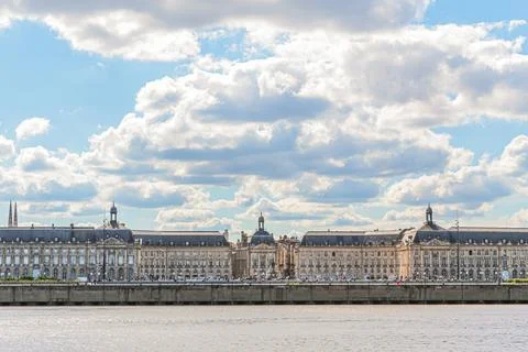 A view of Place de la Bourse across the Goronne River in the city of Bordea.. Foto stock