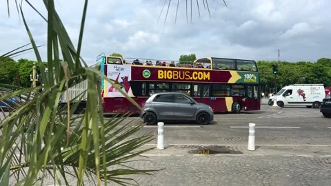 View from Place de la Concorde to the the Avenue des Champs-Elysees. Vidéo 311945054
