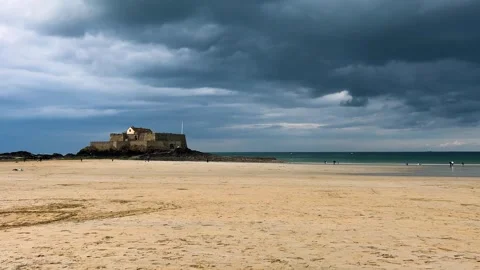 View of the Plage de l’Eventail sandy beach, the English Channel. 動画素材 311955978