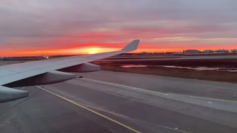 View from the plane window Vídeos de archivo 106070977