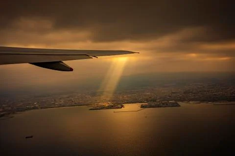 View from plane window of sun light ray over osaka city japan Stock-Fotos