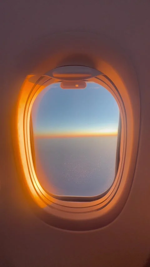 View of plane window by sunset during flight Vídeo Stock 334445512