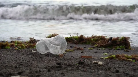 View at the plastic by the sea. Vídeo Stock 133655245