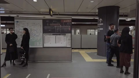 View at platform station in tokyo subway station with crowded of passenger .. 스톡 동영상 337929593