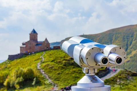 View point Binoscope directed towards to Gergeti Trinity Church Tsminda Sameb Foto stock