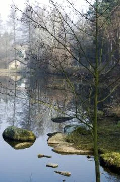 View of the pond with rocks Foto stock