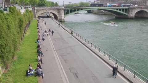 View of the Pont Notre Dame bridge over Seine river, boats and people walking. Vídeo Stock 310198384