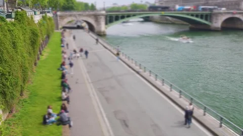 View of the Pont Notre Dame bridge over Seine river, boats and people walking. Vídeo Stock 310841489