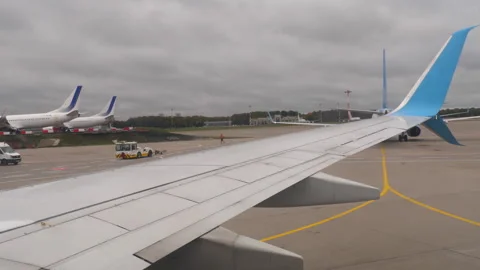 View from porthole during takeoff 動画素材 332509046