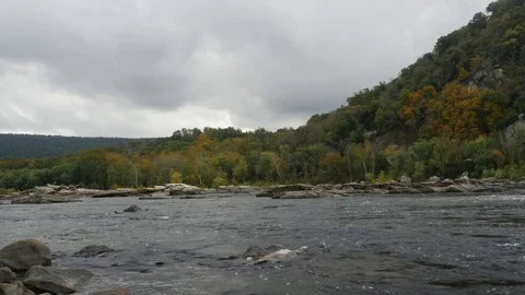 View at Potomac River from Harperrs Ferry 스톡 동영상 82410799