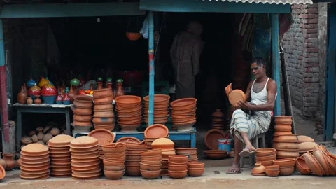 View of a potter working in a traditional clay shop, Bangladesh. 스톡 동영상 335465264