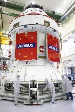 In view, protective covers have been placed over two solar array wings aft... Foto stock