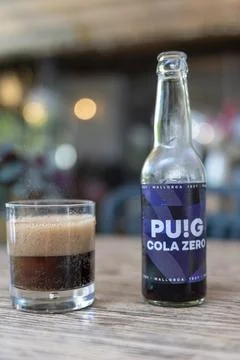View on Puig cola zero bottle and glass, produced by Begudes Puig, a Mallor.. Stock-Fotos