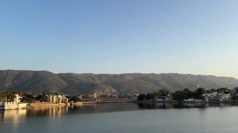 View of Pushkar sarovaror lake and ghats alongside the Hills of Aravalli Ra.. Stock Footage 323429739