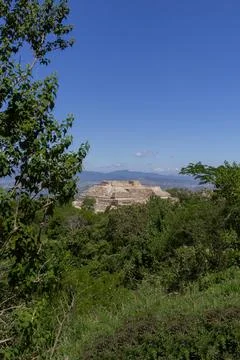 View of pyramid between mountains in monte alban oaxaca mexico Foto stock