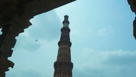 View of Qutub Minar through stone pillars of ancient structure, Delhi. 動画素材 105345365