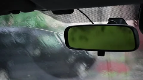View of the rear-view mirror in the car, in reflection which leaves in the rain Vidéo 195355135