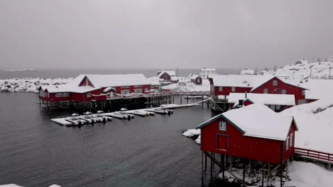 View of red rorbuer houses in the snowy village of A, Norway. Vídeos de archivo 344395853