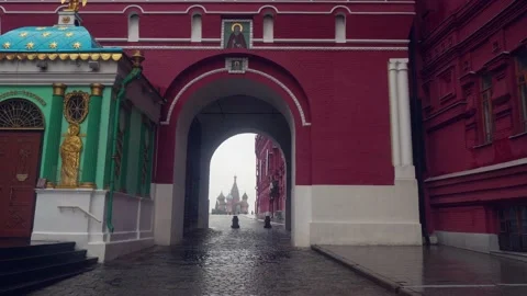 View of red square through archway in cloudy rainy day. Emptiness of touristic Video stock 133251186
