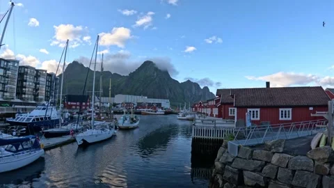 View of red traditional rorbuer cabins and harbour in Svolvaer Lofoten Vidéo 343834195