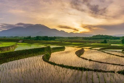 The view of the reflection of the morning sun shining in the mountain area an Stock Photos