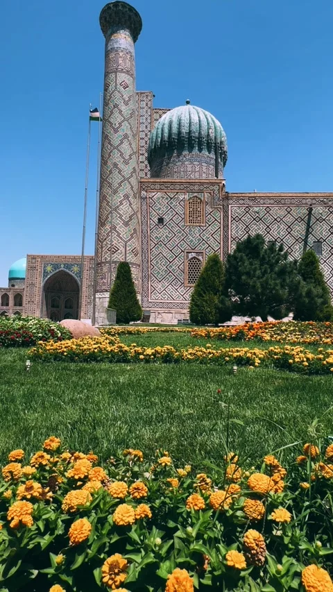 View of The Registan Square. Ulugh Beg Madrasah Video stock 301564316