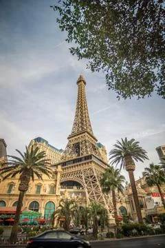 View on the replica of Eiffel Tower at Paris Hotel &amp; Casino. Las vegas Stockfoto's