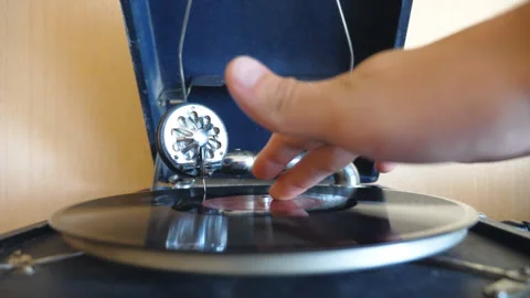 View on retro turntable. Stylus with needle sliding smoothly on black vinyl Видео 332660018