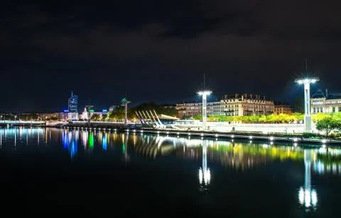 View of Rhone river in Lyon at night, France Stockfoto's