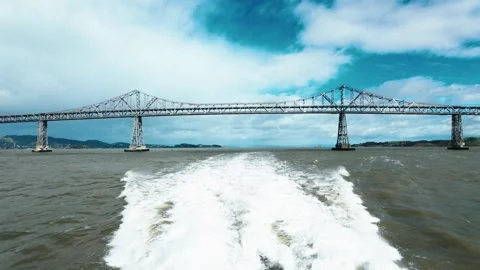 View of Richmond bridge span and wake from fast moving boat Stock-Footage 282337414