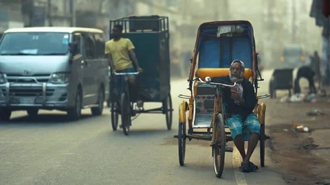 View of a rickshaw puller on a street in Bogura, Bangladesh. Video stock 335552234