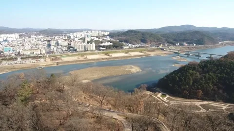 View of the river and mountain in winter 스톡 동영상 303398957