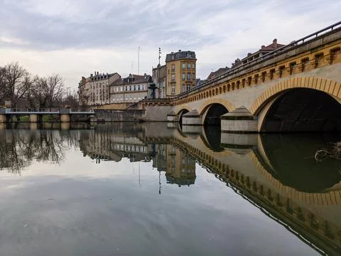 View on river, bridge and old buildings Foto stock