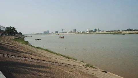 A view of the river in Cambodia, Phnom Penh Stock-Footage 132086377