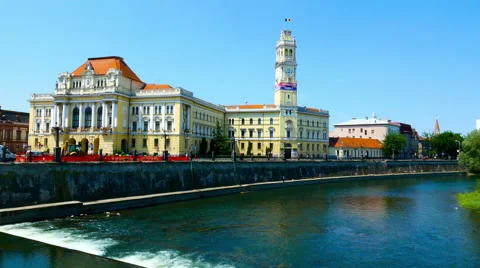 View on the River Crisul Repede flowing through Oradea 스톡 동영상 57284081