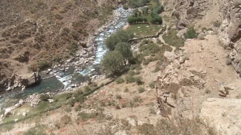 View of a river crossing through the mountains in Afghanistan Vidéo 85752464