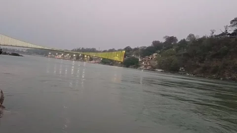 View of River Ganga with Ram Jhula early morning in Rishikesh 库存影片 333370964
