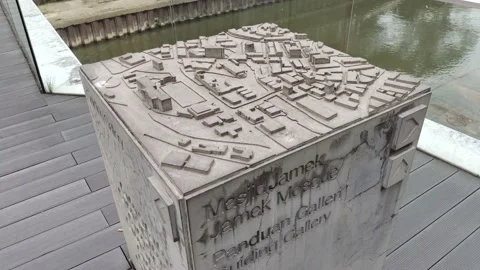 View of River of Life monument which is located on the bridge near Jamek Mosque. 库存影片 237166854