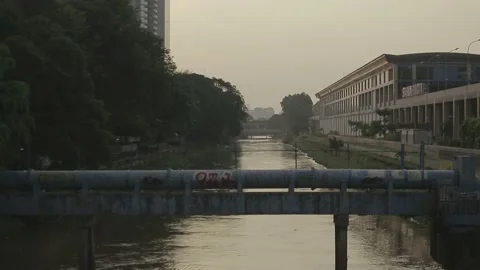 View of the river in the middle of the city in the evening 스톡 동영상 222506969